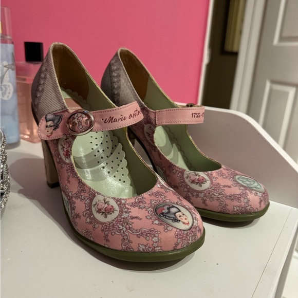 Hot Chocolate Design Chocolaticas Marie Antoinette Women's Mary Jane Pumps - Picture 2 of 13